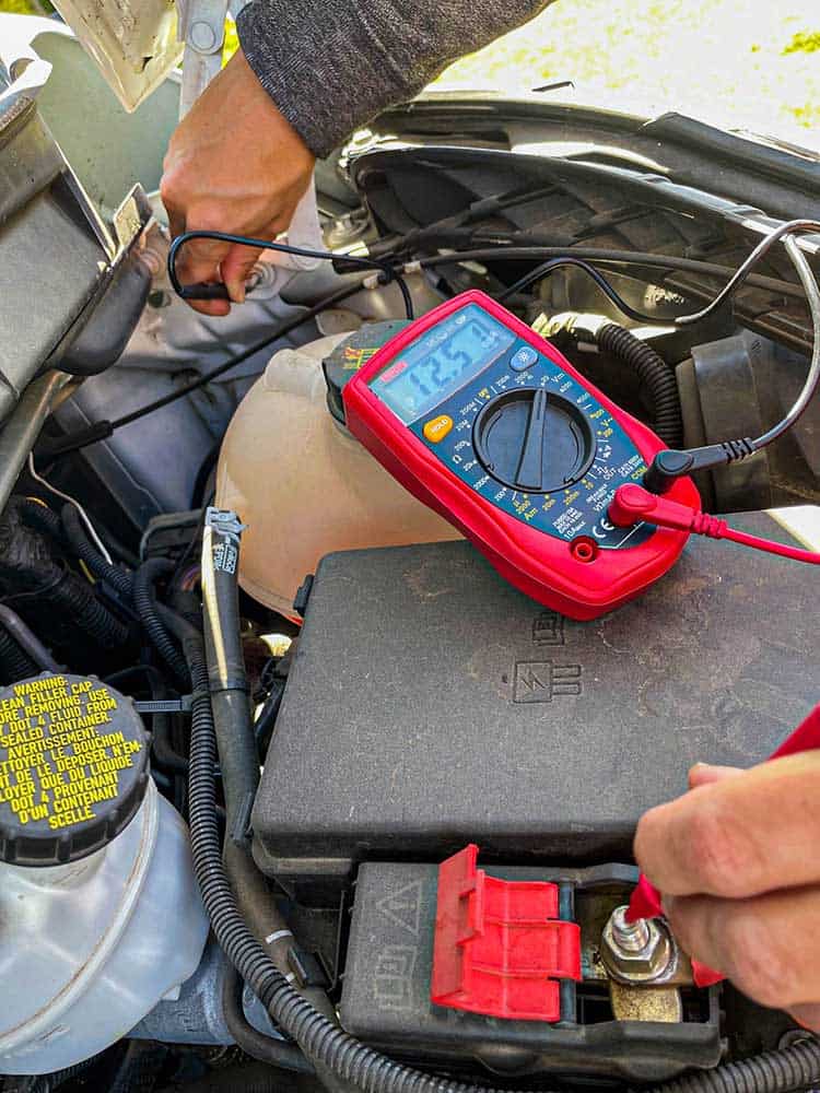 Meausuring the voltage of a vehicle's starter battery with a multimeter